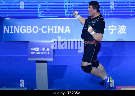 Ningbo, province de Zhejiang en Chine. Apr 28, 2019. Hojamuhammet Toychyyev du Turkménistan célèbre au cours de la men's 109kg au championnat d'Haltérophilie d'Asie de l'est de Ningbo, province de Zhejiang, Chine, le 28 avril 2019. Credit : Huang Zongzhi/Xinhua/Alamy Live News Banque D'Images