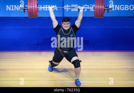 Ningbo, province de Zhejiang en Chine. Apr 28, 2019. Hojamuhammet Toychyyev du Turkménistan fait concurrence au cours de la men's 109kg événement au championnat d'Haltérophilie d'Asie de l'est de Ningbo, province de Zhejiang, Chine, le 28 avril 2019. Credit : Huang Zongzhi/Xinhua/Alamy Live News Banque D'Images