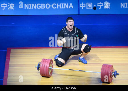 Ningbo, province de Zhejiang en Chine. Apr 28, 2019. Hojamuhammet Toychyyev du Turkménistan célèbre au cours de la men's 109kg au championnat d'Haltérophilie d'Asie de l'est de Ningbo, province de Zhejiang, Chine, le 28 avril 2019. Credit : Huang Zongzhi/Xinhua/Alamy Live News Banque D'Images