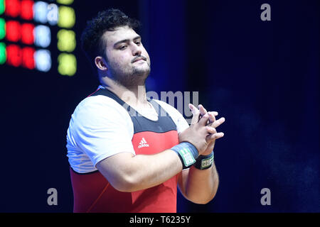 Ningbo, province de Zhejiang en Chine. Apr 28, 2019. Ali Davoudi d'Iran réagit au cours de la men's 109kg au championnat d'Haltérophilie d'Asie de l'est de Ningbo, province de Zhejiang, Chine, le 28 avril 2019. Credit : Huang Zongzhi/Xinhua/Alamy Live News Banque D'Images