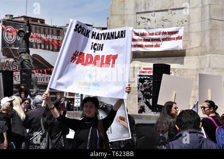 Ankara, Turquie. Apr 28, 2019. Un manifestant est titulaire d'un banner reading 'Justice pour les animaux errants' au cours d'une manifestation pour les droits des animaux. Altan Crédit : Gochre/ZUMA/Alamy Fil Live News Banque D'Images