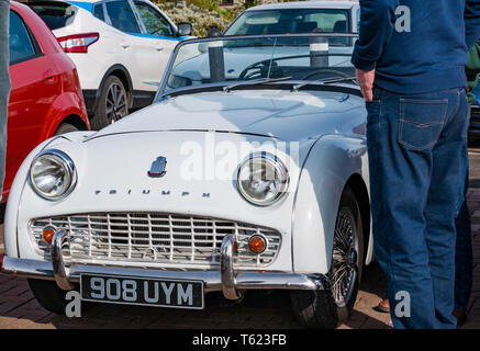 East Lothian, UK. 28 avril 2019. Voiture Classique Tour : North Berwick Rotary Club organise son 3ème rallye avec 65 voitures inscrites. La voiture parcours est de East Lothian et retourner par le Scottish Borders, la collecte de fonds pour les organismes de bienfaisance locaux. Les voitures se réunissent à North Berwick avant de démarrer. Un millésime 1960 Triumph TR3 voiture sport décapotable Banque D'Images
