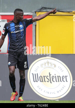 Paderborn, Allemagne. Apr 28, 2019. Paderborn, Allemagne. Apr 28, 2019. Soccer : 2ème Bundesliga, SC Paderborn 07 - 1er FC Heidenheim, 31e journée à l'Aréna de Benteler. Paderborn's Babacar Gueye points son pouce vers le haut. Credit : Friso Gentsch/DPA - NOTE IMPORTANTE : en conformité avec les exigences de la DFL Deutsche Fußball Liga ou la DFB Deutscher Fußball-Bund, il est interdit d'utiliser ou avoir utilisé des photographies prises dans le stade et/ou la correspondance dans la séquence sous forme d'images et/ou vidéo-comme des séquences de photos./dpa/Alamy Live News Crédit : afp photo alliance/Alamy Live News Banque D'Images