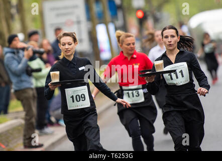 Berlin, Allemagne. Apr 28, 2019. Les serveuses passent devant les spectateurs avec des comprimés rempli lors de la 9ème Berlin offre d'exécuter. Serveurs, barmen, chefs et grooms rivaliser dans l'art de la gastronomie rapide. Les 400 mètres de long d'une piste de course est situé sur l'un côté fermé Ku'damm. Credit : Monika Skolimowska/dpa-Zentralbild/dpa/Alamy Live News Banque D'Images