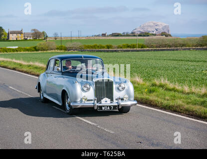 East Lothian, UK. 28 avril 2019. Voiture Classique Tour : North Berwick Rotary Club organise son 3ème rallye avec 65 voitures inscrites. La voiture parcours est de East Lothian et à travers la région des Scottish Borders, la collecte de fonds pour les organismes de bienfaisance locaux. Un deux tons 1958 Bentley S1 berline sport Banque D'Images