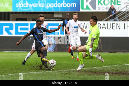 Paderborn, Allemagne. Apr 28, 2019. Soccer : 2ème Bundesliga, SC Paderborn 07 - 1er FC Heidenheim, 31e journée à l'Aréna de Benteler. Paderborn's Christopher Antwi-Adjej (l) 2:0 contre l'Heidenheim gardien Kevin Müller (r). Credit : Friso Gentsch/DPA - NOTE IMPORTANTE : en conformité avec les exigences de la DFL Deutsche Fußball Liga ou la DFB Deutscher Fußball-Bund, il est interdit d'utiliser ou avoir utilisé des photographies prises dans le stade et/ou la correspondance dans la séquence sous forme d'images et/ou vidéo-comme des séquences de photos./dpa/Alamy Live News Banque D'Images