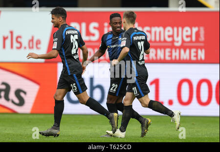 Paderborn, Allemagne. Apr 28, 2019. Soccer : 2ème Bundesliga, SC Paderborn 07 - 1er FC Heidenheim, 31e journée à l'Aréna de Benteler. Paderborn's scorer Christopher Antwi-Adjej (M) célèbre son but avec 1-0 Philipp Klement (r) et Mohamed Dräger (l). Credit : Friso Gentsch/DPA - NOTE IMPORTANTE : en conformité avec les exigences de la DFL Deutsche Fußball Liga ou la DFB Deutscher Fußball-Bund, il est interdit d'utiliser ou avoir utilisé des photographies prises dans le stade et/ou la correspondance dans la séquence sous forme d'images et/ou vidéo-comme des séquences de photos./dpa/Alamy Live News Banque D'Images