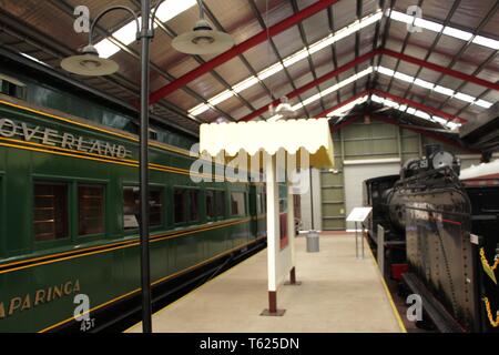 Adélaïde. Apr 27, 2019. Photo prise le 27 avril 2019 montre le National Railway Museum, à Adélaïde, Australie. Le musée accueille une exposition "Les fantômes du passé" Stations avec plus de 20 100 photos et vidéos qui racontent l'histoire de hauts et les bas des services ferroviaires et de se souvenir de l'ex-gares éparpillés le long avec le réseau ferroviaire en l'état. L'exposition a débuté le samedi et se poursuit jusqu'au 31 mai. Credit : Bai Xu/Xinhua/Alamy Live News Banque D'Images