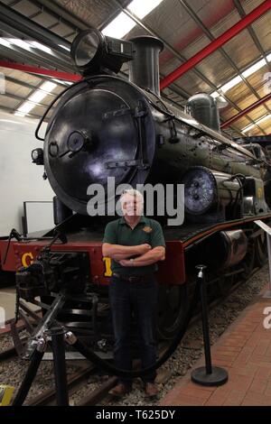 Adélaïde, Australie. Apr 27, 2019. Bob Sampson, directeur général de la National Railway Museum, pose pour une photo à Adélaïde, Australie, le 27 avril 2019. Le musée accueille une exposition "Les fantômes du passé" Stations avec plus de 20 100 photos et vidéos qui racontent l'histoire de hauts et les bas des services ferroviaires et de se souvenir de l'ex-gares éparpillés le long avec le réseau ferroviaire en l'état. L'exposition a débuté le samedi et se poursuit jusqu'au 31 mai. Credit : Bai Xu/Xinhua/Alamy Live News Banque D'Images