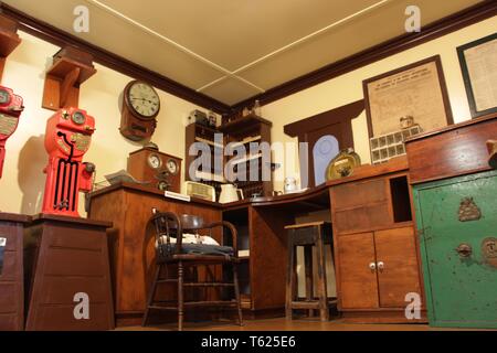 Adélaïde. Apr 27, 2019. Photo prise le 27 avril 2019 montre le National Railway Museum, à Adélaïde, Australie. Le musée accueille une exposition "Les fantômes du passé" Stations avec plus de 20 100 photos et vidéos qui racontent l'histoire de hauts et les bas des services ferroviaires et de se souvenir de l'ex-gares éparpillés le long avec le réseau ferroviaire en l'état. L'exposition a débuté le samedi et se poursuit jusqu'au 31 mai. Credit : Bai Xu/Xinhua/Alamy Live News Banque D'Images