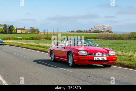 East Lothian, UK. 28 avril 2019. Voiture Classique Tour : North Berwick Rotary Club organise son 3ème rallye avec 65 voitures inscrites. La voiture parcours est de East Lothian et retourner par le Scottish Borders, la collecte de fonds pour les organismes de bienfaisance locaux. En 1990, une voiture de sport cabriolet Jaguar XJS avec Bass Rock colonie de fou de bassan Banque D'Images