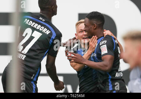 Paderborn, Allemagne. Apr 28, 2019. Soccer : 2ème Bundesliga, SC Paderborn 07 - 1er FC Heidenheim, 31e journée à l'Aréna de Benteler. Paderborn's scorer Christopher Antwi-Adjej (r) célèbre son but avec 2-0 Babacar Gueye (l) et Kai Pröger (M). Credit : Friso Gentsch/DPA - NOTE IMPORTANTE : en conformité avec les exigences de la DFL Deutsche Fußball Liga ou la DFB Deutscher Fußball-Bund, il est interdit d'utiliser ou avoir utilisé des photographies prises dans le stade et/ou la correspondance dans la séquence sous forme d'images et/ou vidéo-comme des séquences de photos./dpa/Alamy Live News Banque D'Images