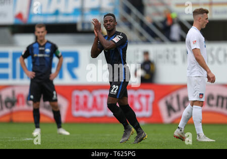 Paderborn, Allemagne. Apr 28, 2019. Soccer : 2ème Bundesliga, SC Paderborn 07 - 1er FC Heidenheim, 31e journée à l'Aréna de Benteler. Paderborn est deux fois buteur Christopher Antwi-Adjej (M) applaudit les fans pour son remplacement. Credit : Friso Gentsch/DPA - NOTE IMPORTANTE : en conformité avec les exigences de la DFL Deutsche Fußball Liga ou la DFB Deutscher Fußball-Bund, il est interdit d'utiliser ou avoir utilisé des photographies prises dans le stade et/ou la correspondance dans la séquence sous forme d'images et/ou vidéo-comme des séquences de photos./dpa/Alamy Live News Banque D'Images