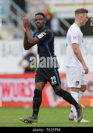 Paderborn, Allemagne. Apr 28, 2019. Soccer : 2ème Bundesliga, SC Paderborn 07 - 1er FC Heidenheim, 31e journée à l'Aréna de Benteler. Paderborn est deux fois buteur Christopher Antwi-Adjej applaudit les fans pour son remplacement. Credit : Friso Gentsch/DPA - NOTE IMPORTANTE : en conformité avec les exigences de la DFL Deutsche Fußball Liga ou la DFB Deutscher Fußball-Bund, il est interdit d'utiliser ou avoir utilisé des photographies prises dans le stade et/ou la correspondance dans la séquence sous forme d'images et/ou vidéo-comme des séquences de photos./dpa/Alamy Live News Banque D'Images