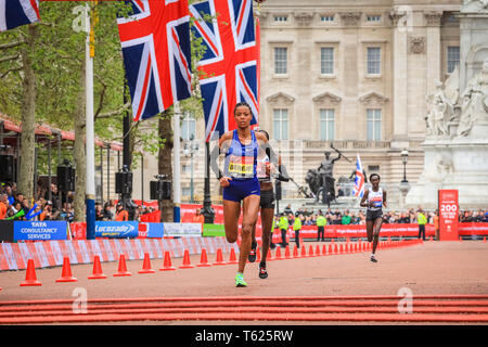 Londres, Royaume-Uni. 28 avril 2019. Coureur britannique Charlotte vient de Purdue 10e dans la course de la toxicomanie maternelle et est satisfait de sa performance. L'élite hommes et femmes. Les meilleurs coureurs du monde une fois de plus monter dans pour le marathon de Londres, de contester la 39e course. Credit : Imageplotter/Alamy Live News Banque D'Images