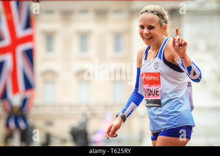 Coureur britannique Charlotte vient de Purdue 10e chez les dames et est satisfait de sa performance. L'élite hommes et femmes. Les meilleurs coureurs du monde une fois de plus monter dans pour le marathon de Londres, de contester la 39e course. Credit : Imageplotter/Alamy Live News Banque D'Images