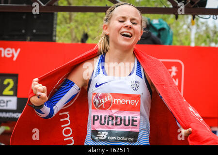 Londres, Royaume-Uni. 28 avril 2019. Coureur britannique Charlotte vient de Purdue 10e chez les dames et est satisfait de sa performance. L'élite hommes et femmes. Les meilleurs coureurs du monde une fois de plus monter dans pour le marathon de Londres, de contester la 39e course. Credit : Imageplotter/Alamy Live News Banque D'Images