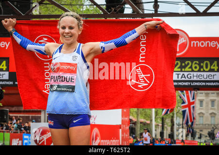 Londres, Royaume-Uni. 28 avril 2019. Coureur britannique Charlotte vient de Purdue 10e chez les dames et est satisfait de sa performance. L'élite hommes et femmes. Les meilleurs coureurs du monde une fois de plus monter dans pour le marathon de Londres, de contester la 39e course. Credit : Imageplotter/Alamy Live News Banque D'Images