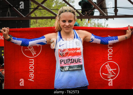 Londres, Royaume-Uni. 28 avril 2019. Coureur britannique Charlotte vient de Purdue 10e chez les dames et est satisfait de sa performance. L'élite hommes et femmes. Les meilleurs coureurs du monde une fois de plus monter dans pour le marathon de Londres, de contester la 39e course. Credit : Imageplotter/Alamy Live News Banque D'Images