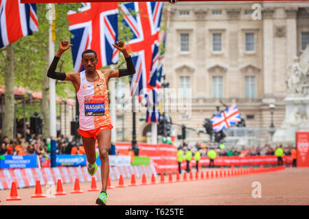 Londres, Royaume-Uni. 28 avril 2019. La course des hommes 3ème placé, Mule Wasihun, franchit la ligne d'arrivée. Le centre commercial avec la ligne d'arrivée, l'élite hommes et femmes. Les meilleurs coureurs du monde une fois de plus monter dans pour le marathon de Londres, de contester la 39e course. Credit : Imageplotter/Alamy Live News Banque D'Images