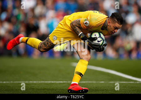 Burnley, Royaume-Uni. Apr 28, 2019. Ederson de Manchester City recueille une balle lâche au cours de la Premier League match entre Manchester City et Burnley à Turf Moor le 28 avril 2019. Credit : PHC Images/Alamy Live News Banque D'Images