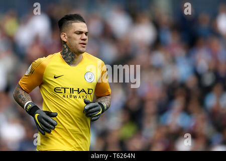 Gardien de Manchester City regarde sur Ederson. Premier League, Burnley v Manchester City à Turf Moor à Burnley, Lancashire le dimanche 28 avril 2019. Cette image ne peut être utilisé qu'à des fins rédactionnelles. Usage éditorial uniquement, licence requise pour un usage commercial. Aucune utilisation de pari, de jeux ou d'un seul club/ligue/dvd publications. Photos par Chris Stading/Andrew Orchard la photographie de sport/Alamy live news Banque D'Images