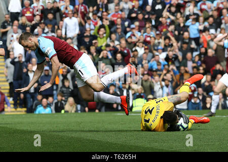 Gardien de Manchester City Ederson enregistre aux pieds de Chris Wood de Burnley. Premier League, Burnley v Manchester City à Turf Moor à Burnley, Lancashire le dimanche 28 avril 2019. Cette image ne peut être utilisé qu'à des fins rédactionnelles. Usage éditorial uniquement, licence requise pour un usage commercial. Aucune utilisation de pari, de jeux ou d'un seul club/ligue/dvd publications. Photos par Chris Stading/Andrew Orchard la photographie de sport/Alamy live news Banque D'Images