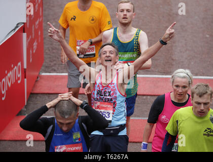 Londres, Royaume-Uni. Apr 28, 2019. La Vierge 2019 Marathon de Londres, célèbre coureur de marathon après avoir terminé le marathon : Action Crédit Plus Sport/Alamy Live News Banque D'Images