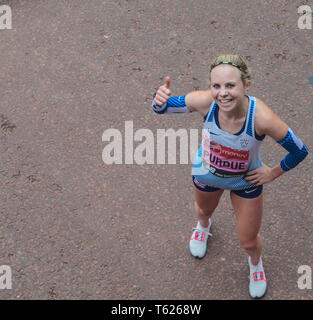 London, UK . Apr 28, 2019. Marathon de Londres Virgin Money Elite femmes gagnants Bridget Kosgei (Ken) gagnant, Vivian Cheruiyot (Ken) deuxième place et Rosa Dereje (ETH) troisième place et Charlotte Purdue le pouce vers le haut après avoir terminé en 9e place @Paul/Quezada-Neiman Alamy Live News• Quezada-Neiman Crédit : Paul/Alamy Live News Banque D'Images