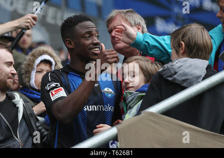 Paderborn, Allemagne. Apr 28, 2019. Soccer : 2ème Bundesliga, SC Paderborn 07 - 1er FC Heidenheim, 31e journée à l'Aréna de Benteler. Paderborn est deux fois meilleur buteur Christopher Antwi-Adjej célèbre la fin du jeu avec les fans dans la courbe du ventilateur. Credit : Friso Gentsch/DPA - NOTE IMPORTANTE : en conformité avec les exigences de la DFL Deutsche Fußball Liga ou la DFB Deutscher Fußball-Bund, il est interdit d'utiliser ou avoir utilisé des photographies prises dans le stade et/ou la correspondance dans la séquence sous forme d'images et/ou vidéo-comme des séquences de photos./dpa/Alamy Live News Banque D'Images