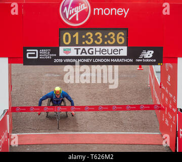 Londres, Royaume-Uni. 28 avril, 2019. Le marathon de Londres se termine sur le Mall, à Westminster. Image : Daniel Romanchuk (USA) est 1er dans le Marathon en fauteuil roulant T54 Mens. Credit : Malcolm Park/Alamy Live News. Banque D'Images