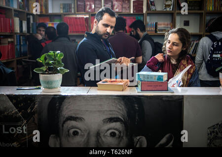 Téhéran, Iran. Apr 27, 2019. Les gens de lire des livres à la 32e Foire internationale du livre de Téhéran à Téhéran, Iran, le 27 avril 2019. Pendant les 11 jours de foire du livre, qui se termine le 4 mai, quelques 2 400 éditeurs iraniens afficher 300 000 titres de livres, alors qu'environ 800 137 000 éditeurs étrangers de présenter leurs dernières publications. Credit : Ahmad Halabisaz/Xinhua/Alamy Live News Banque D'Images