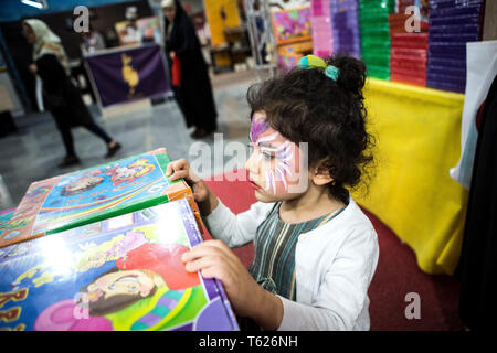 Téhéran, Iran. Apr 27, 2019. Vue d'un enfant un livre à la 32e Foire internationale du livre de Téhéran à Téhéran, Iran, le 27 avril 2019. Pendant les 11 jours de foire du livre, qui se termine le 4 mai, quelques 2 400 éditeurs iraniens afficher 300 000 titres de livres, alors qu'environ 800 137 000 éditeurs étrangers de présenter leurs dernières publications. Credit : Ahmad Halabisaz/Xinhua/Alamy Live News Banque D'Images
