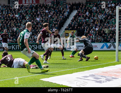 Edinburgh, Royaume-Uni. Apr 28, 2019. Ladbrokes Premiereship écossais - Hibernian v Coeur de Midlothian. Easter Road Stadium, Edinburgh, Midlothian, UK. 28/04/2019. Pic montre : Hearts' capitaine , Christophe Berra, met la balle passé sa propre keeper de donner la maison côté le premier rôle pendant la deuxième moitié de l'hôte de Hibs Coeurs à Easter Road Stadium, Edinburgh Crédit : Ian Jacobs Crédit : Ian Jacobs/Alamy Live News Banque D'Images