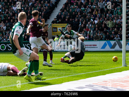 Edinburgh, Royaume-Uni. Apr 28, 2019. Ladbrokes Premiereship écossais - Hibernian v Coeur de Midlothian. Easter Road Stadium, Edinburgh, Midlothian, UK. 28/04/2019. Pic montre : Hearts' capitaine , Christophe Berra, met la balle passé sa propre keeper de donner la maison côté le premier rôle pendant la deuxième moitié de l'hôte de Hibs Coeurs à Easter Road Stadium, Edinburgh Crédit : Ian Jacobs Crédit : Ian Jacobs/Alamy Live News Banque D'Images