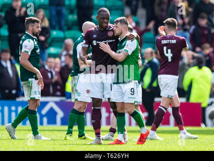 Edinburgh, Royaume-Uni. Apr 28, 2019. Ladbrokes Premiereship écossais - Hibernian v Coeur de Midlothian. Easter Road Stadium, Edinburgh, Midlothian, UK. 28/04/2019. Pic montre : Hearts' Center-Forward Ikpeazu, Uche, Hibs' et la gâche, Marc McNulty, féliciter les uns les autres comme le derby d'Edimbourg final de la saison se termine par un nul 1-1 à Easter Road Stadium, Edinburgh Crédit : Ian Jacobs Crédit : Ian Jacobs/Alamy Live News Banque D'Images