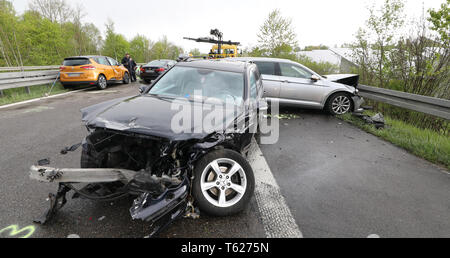 Laupheim, Allemagne. Apr 28, 2019. Après une tempête de grêle démoli plusieurs voitures sont debout sur la B30 près de Laupheim. Une violente tempête de grêle a conduit à une chaîne d'accidents sur la Bundesstraße 30. Quatre accidents impliquant huit véhicules et 17 personnes s'est produite dans une courte période de temps, a déclaré un porte-parole de la police sur demande. (Dpa 'Hail douche en Haute Souabe : Carambolages avec cinq blessés') Crédit : Thomas/Warnack dpa - ATTENTION : la plaque de numéro de véhicule pixelisées/dpa/Alamy Live News Banque D'Images