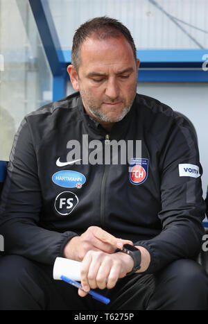 Paderborn, Allemagne. Apr 28, 2019. Soccer : 2ème Bundesliga, SC Paderborn 07 - 1er FC Heidenheim, 31e journée à l'Aréna de Benteler. Le formateur de Heidenheim Frank Schmidt regarde le réveil. Credit : Friso Gentsch/DPA - NOTE IMPORTANTE : en conformité avec les exigences de la DFL Deutsche Fußball Liga ou la DFB Deutscher Fußball-Bund, il est interdit d'utiliser ou avoir utilisé des photographies prises dans le stade et/ou la correspondance dans la séquence sous forme d'images et/ou vidéo-comme des séquences de photos./dpa/Alamy Live News Banque D'Images