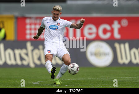 Paderborn, Allemagne. Apr 28, 2019. Soccer : 2ème Bundesliga, SC Paderborn 07 - 1er FC Heidenheim, 31e journée à l'Aréna de Benteler. Robert Andrich de Heidenheim joue la balle. Credit : Friso Gentsch/DPA - NOTE IMPORTANTE : en conformité avec les exigences de la DFL Deutsche Fußball Liga ou la DFB Deutscher Fußball-Bund, il est interdit d'utiliser ou avoir utilisé des photographies prises dans le stade et/ou la correspondance dans la séquence sous forme d'images et/ou vidéo-comme des séquences de photos./dpa/Alamy Live News Banque D'Images