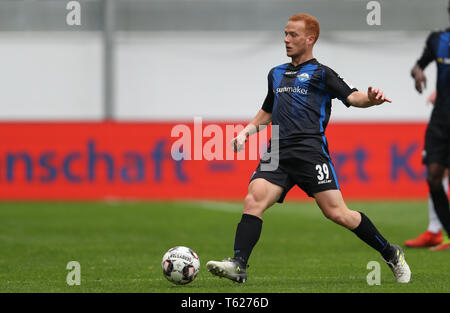 Paderborn, Allemagne. Apr 28, 2019. Soccer : 2ème Bundesliga, SC Paderborn 07 - 1er FC Heidenheim, 31e journée à l'Aréna de Benteler. Paderborn's Sebastian Vasiliadis joue la balle. Credit : Friso Gentsch/DPA - NOTE IMPORTANTE : en conformité avec les exigences de la DFL Deutsche Fußball Liga ou la DFB Deutscher Fußball-Bund, il est interdit d'utiliser ou avoir utilisé des photographies prises dans le stade et/ou la correspondance dans la séquence sous forme d'images et/ou vidéo-comme des séquences de photos./dpa/Alamy Live News Banque D'Images