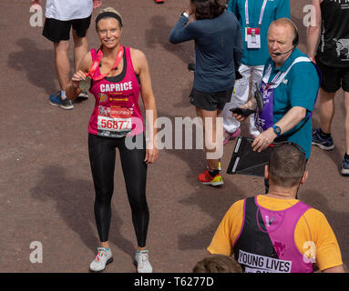 Londres, Royaume-Uni. Apr 28, 2019. Marathon de Londres Virgin Money 2019 Caprice recueille sa médaille gagnants au marathon de Londres Crédit : Ian Davidson/Alamy Live News Banque D'Images