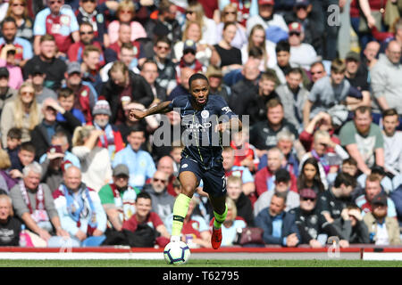 Burnley, Royaume-Uni. Apr 28, 2019. Raheem Sterling de Manchester City en action. Premier League, Burnley v Manchester City à Turf Moor à Burnley, Lancashire le dimanche 28 avril 2019. Cette image ne peut être utilisé qu'à des fins rédactionnelles. Usage éditorial uniquement, licence requise pour un usage commercial. Aucune utilisation de pari, de jeux ou d'un seul club/ligue/dvd publications. Photos par Chris Stading/Andrew Orchard la photographie de sport/Alamy live news Crédit : Andrew Orchard la photographie de sport/Alamy Live News Banque D'Images