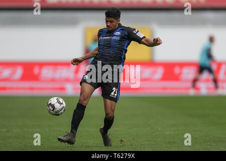 Paderborn, Allemagne. Apr 28, 2019. Soccer : 2ème Bundesliga, SC Paderborn 07 - 1er FC Heidenheim, 31e journée à l'Aréna de Benteler. Paderborn a conduit la balle Dräger Mohamed. Credit : Friso Gentsch/DPA - NOTE IMPORTANTE : en conformité avec les exigences de la DFL Deutsche Fußball Liga ou la DFB Deutscher Fußball-Bund, il est interdit d'utiliser ou avoir utilisé des photographies prises dans le stade et/ou la correspondance dans la séquence sous forme d'images et/ou vidéo-comme des séquences de photos./dpa/Alamy Live News Banque D'Images