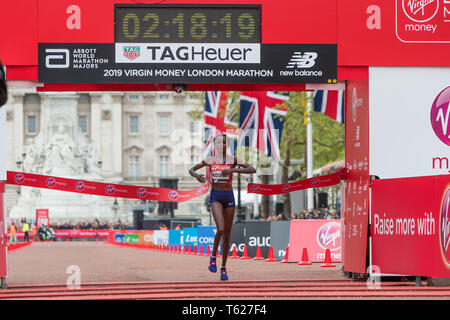 Londres, Royaume-Uni. Apr 28, 2019. Kenya's Brigid Kosgei traverse la ligne d'arrivée au cours de la 2019 Marathon de Londres, à Londres, Royaume-Uni, le 28 avril 2019. Crédit : Richard Washbrooke/Xinhua/Alamy Live News Banque D'Images
