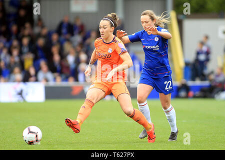 Surrey, UK. Apr 28, 2019. Lucy de Bronze Olympique Lyonnais Feminin (L) en action avec Erin Cuthbert de Chelsea Femmes (R). Women's Champions League semi final , deuxième manche Chelsea femmes v Lyon Feminines au Cherry Red Records Stadium de Kingston upon Thames, Surrey le dimanche 28 avril 2019. Cette image ne peut être utilisé qu'à des fins rédactionnelles. Usage éditorial uniquement, licence requise pour un usage commercial. Aucune utilisation de pari, de jeux ou d'un seul club/ligue/dvd publications. Crédit : Andrew Orchard la photographie de sport/Alamy Live News Banque D'Images