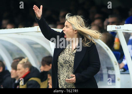 Surrey, UK. Apr 28, 2019. L'équipe féminine de Chelsea Manager Emma Hayes réagit sur la ligne de touche. Women's Champions League semi final , deuxième manche Chelsea femmes v Lyon Feminines au Cherry Red Records Stadium de Kingston upon Thames, Surrey le dimanche 28 avril 2019. Cette image ne peut être utilisé qu'à des fins rédactionnelles. Usage éditorial uniquement, licence requise pour un usage commercial. Aucune utilisation de pari, de jeux ou d'un seul club/ligue/dvd publications. Crédit : Andrew Orchard la photographie de sport/Alamy Live News Banque D'Images