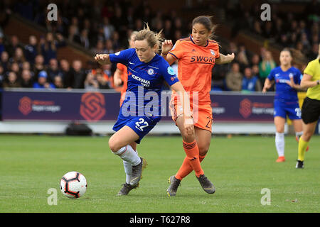 Surrey, UK. Apr 28, 2019. Erin Cuthbert de Chelsea Femmes (L) est souillée par Delphine Cascarino de l'Olympique Lyonnais Feminin (R). Women's Champions League semi final , deuxième manche Chelsea femmes v Lyon Feminines au Cherry Red Records Stadium de Kingston upon Thames, Surrey le dimanche 28 avril 2019. Cette image ne peut être utilisé qu'à des fins rédactionnelles. Usage éditorial uniquement, licence requise pour un usage commercial. Aucune utilisation de pari, de jeux ou d'un seul club/ligue/dvd publications. Crédit : Andrew Orchard la photographie de sport/Alamy Live News Banque D'Images