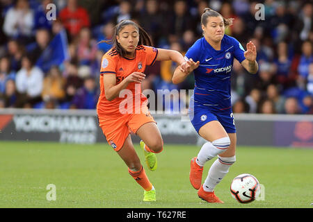 Surrey, UK. Apr 28, 2019. Selma Bacha de l'Olympique Lyonnais Feminin (L) en action avec Ramona Bachmann de Chelsea Femmes (R). Women's Champions League semi final , deuxième manche Chelsea femmes v Lyon Feminines au Cherry Red Records Stadium de Kingston upon Thames, Surrey le dimanche 28 avril 2019. Cette image ne peut être utilisé qu'à des fins rédactionnelles. Usage éditorial uniquement, licence requise pour un usage commercial. Aucune utilisation de pari, de jeux ou d'un seul club/ligue/dvd publications. Crédit : Andrew Orchard la photographie de sport/Alamy Live News Banque D'Images