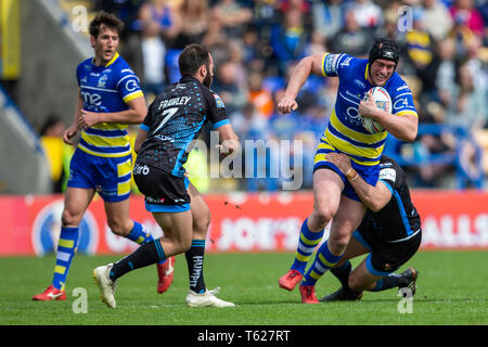 Stade Halliwell Jones, Warrington, Royaume-Uni. Apr 28, 2019. Super League rugby Betfred, Warrington Wolves contre Huddersfield Giants ; Chris Hill de Warrington Wolves est abordé : l'action de Crédit Plus Sport/Alamy Live News Banque D'Images