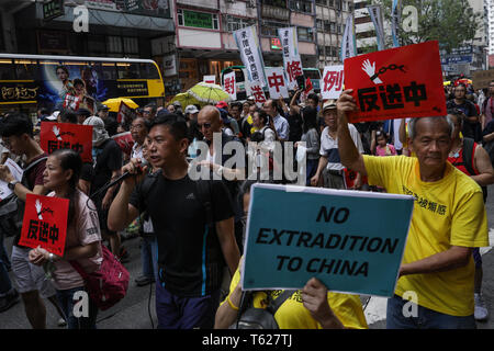 Hong Kong, Chine. Apr 28, 2019. Un manifestant vu parlant au d'un microphone en marchant dans la rue pendant la manifestation.environ 130 000 manifestants ont défilé à Hong Kong : l'artère principale pour protester contre de nouvelles Loi sur l'extradition amendements proposés à Hong Kong. Les modifications permettraient au gouvernement de Hong Kong à la Chine et fugitifs de transfert d'autres pays avec lequel Hong Kong n'a pas d'accords d'extradition précédente. La proposition a rencontré une opposition exceptionnellement large, et fait face à une résistance importante dans le quartier d'assemblée législative. Credit : ZUMA Press, Inc./Alamy Li Banque D'Images